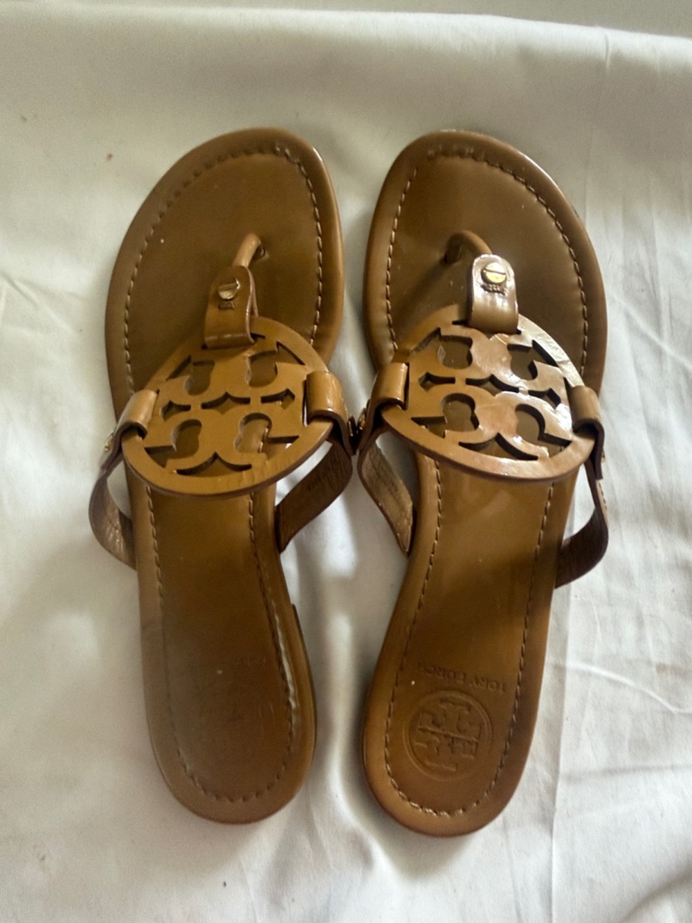 Tory Burch Brown Leather Logo Cutout Thong Sandals - Picture 11 of 14